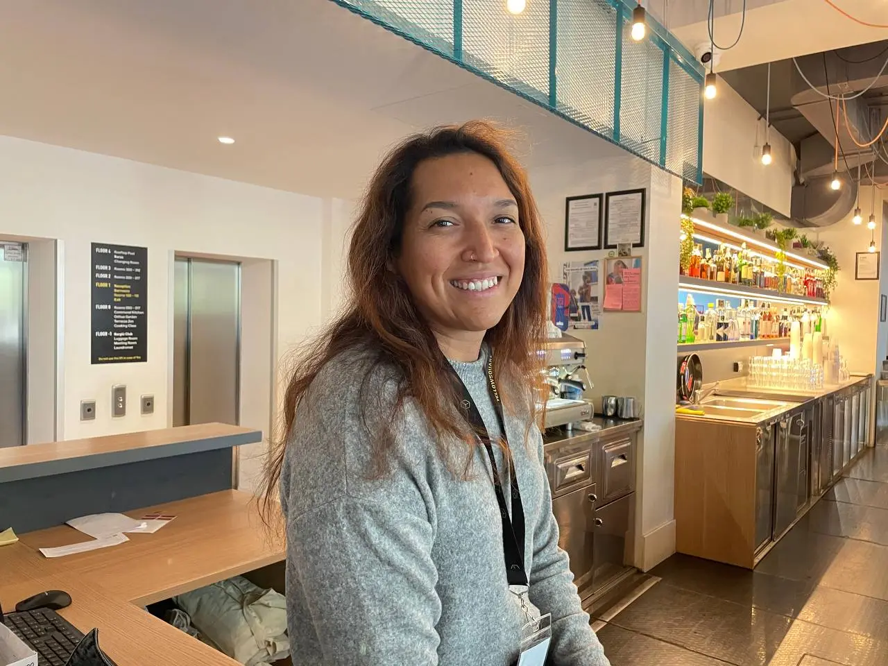 Leia receptionist bartender