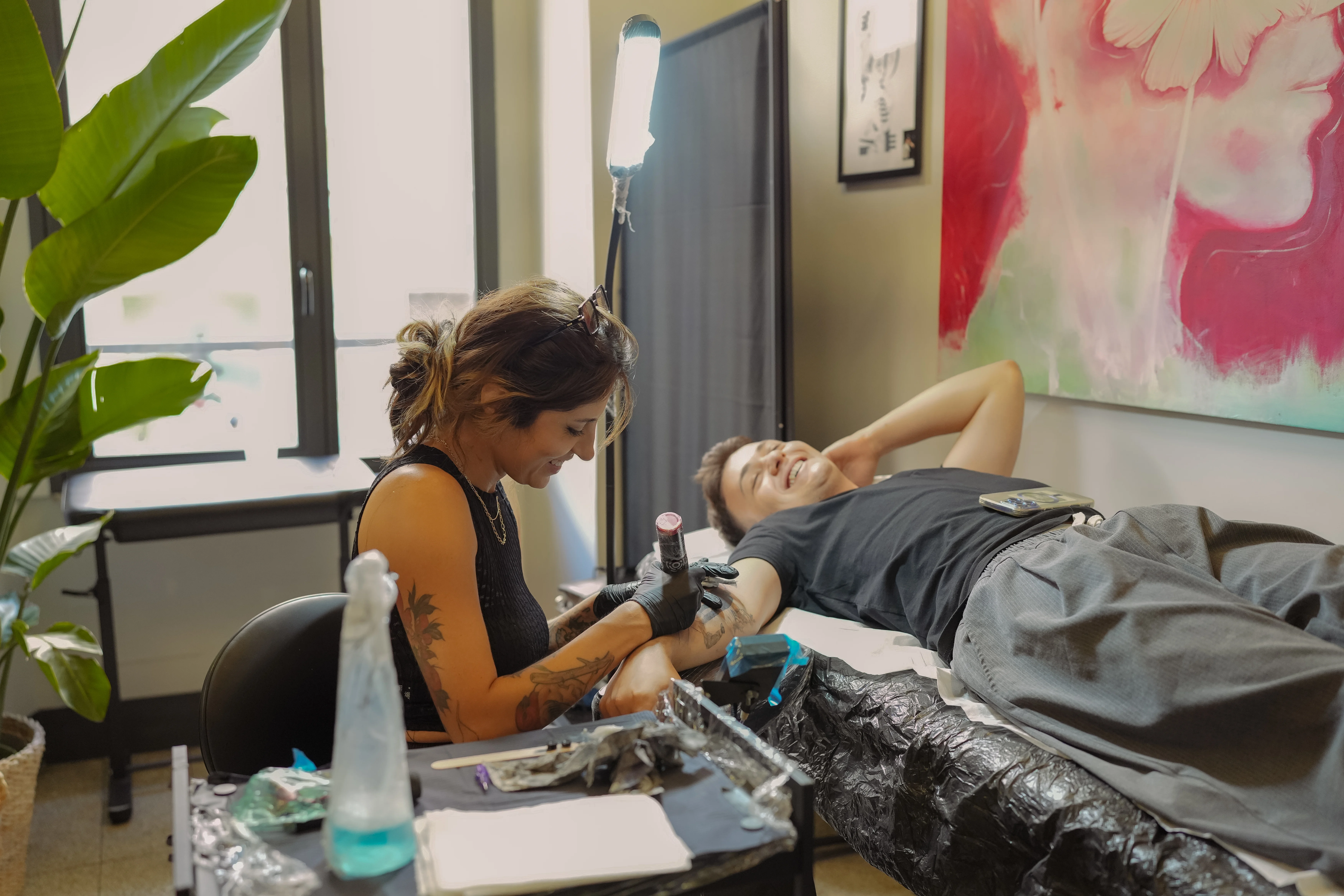 Tatuaggi souvenir: per la Gen Z il ricordo di viaggio preferito non è più un magnete 5 S.W.T artist tattooing at YellowSquare Rome